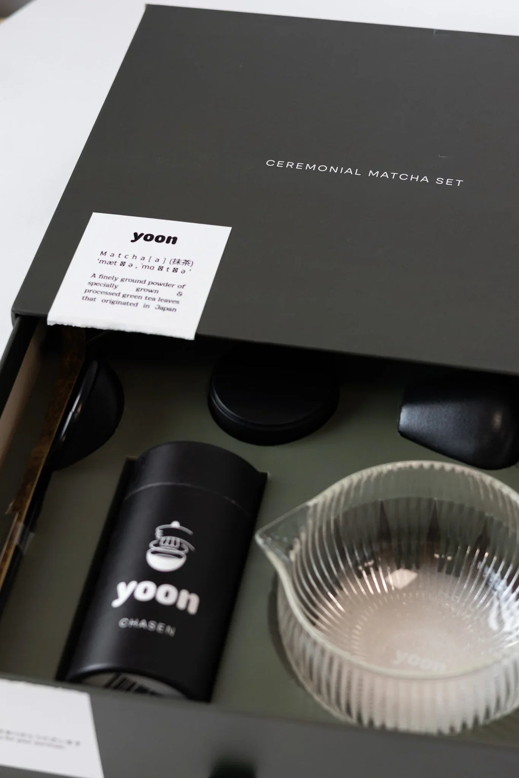 Matcha gift set – bamboe chasen, chashaku en handgemaakte matcha-kom by YOON